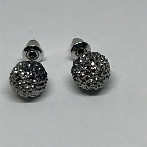 Earrings‎